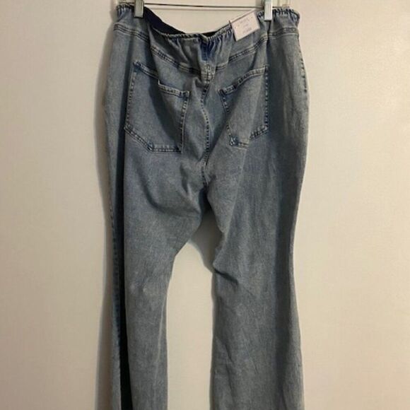 Tinseltown distressed Light wash Hi-rise Flare pull-up jeans, size 20W - Picture 2 of 4